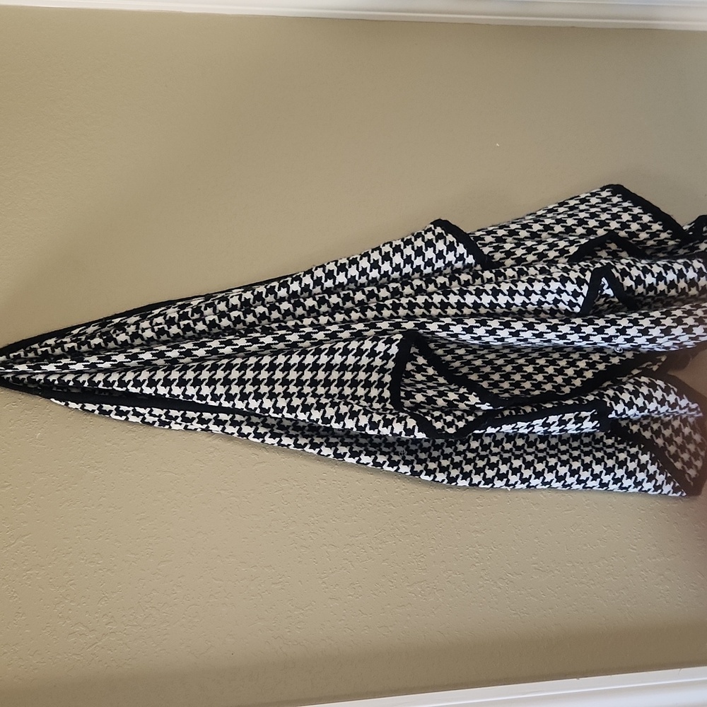 Junarose Black and White Women's Cape - Picture 2 of 6